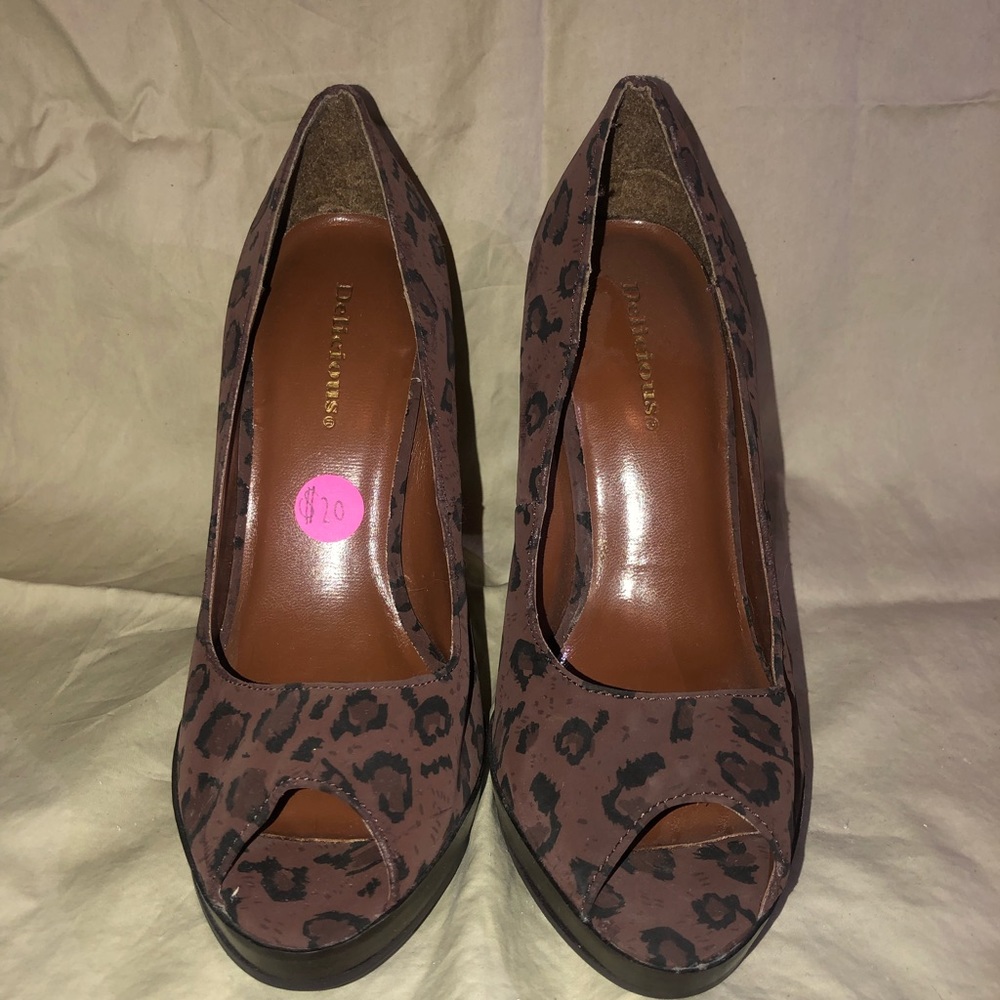 Delicious shoe brand leopard print high heels !
